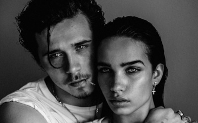 Бруклин Бекхэм порадовал фанатов романтическими фото с возлюбленной