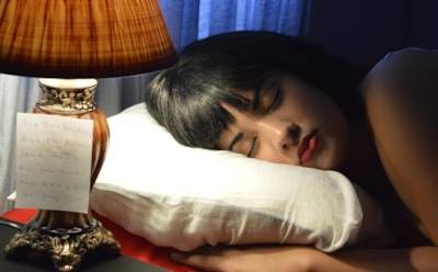 Ученые: сон с включенным светом влияет на вес женщин