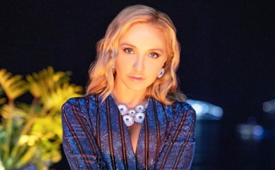 Татьяна Навка босиком встала на гвозди