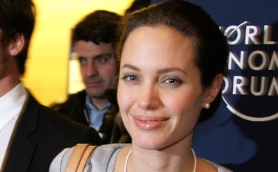 Счастливую Анджелину Джоли засняли во время прогулки с дочерью