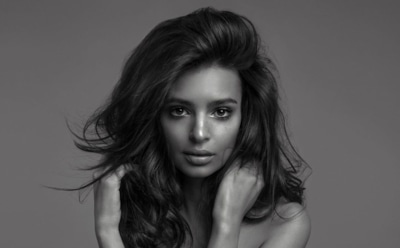 Эмили Ратаковски произвела фурор красным мини-платьем