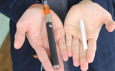 Нарколог назвал главную опасность любителей вейпа и кальяна
