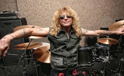 Экс-барабанщик Guns N’ Roses попал в больницу с ножевым ранением