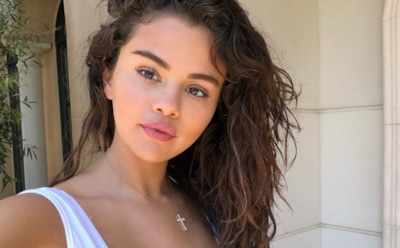 СМИ опубликовали фото располневшей Селены Гомес в купальнике