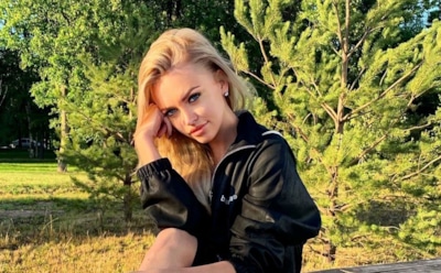 Милана Тюльпанова встала на колени перед приставами ради нового закона о детях