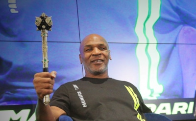 Майку Тайсону подарили в Киеве булаву, как у Богдана Хмельницкого