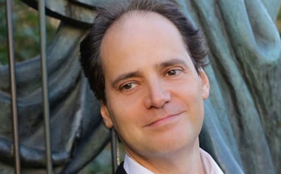 Американский поэт получил российский паспорт