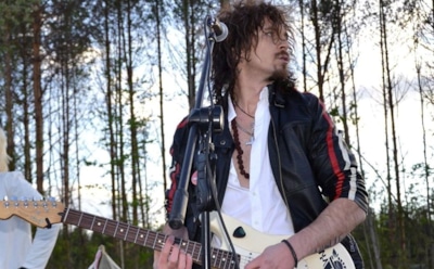 Сына Игоря Талькова отказались пускать в самолет из-за гитары