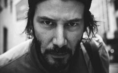 Нейросеть создала ролик с Киану Ривзом, спасающим магазин от ограбления