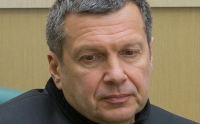 Денис Косяков посмеялся над итальянским видом на жительство Соловьева