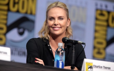 7 знаменитых мам, одевающих сыновей в женскую одежду