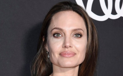 В Сети появились архивные фото 22-летней Анджелины Джоли