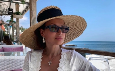 Эвелина Бледанс показала идеальную фигуру в купальнике на фоне цветов