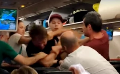 В Сети обсуждают драку россиян на борту самолета в Турции