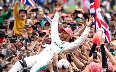 Чемпиона "Формулы-1" Хэмилтона заподозрили во лжи насчет пластической операции