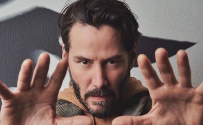 Киану Ривз ужаснул фанатов животом и прической