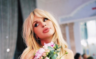 Лобода прогулялась в кожаной куртке поверх купальника