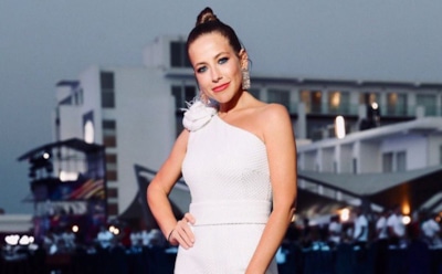 Юлия Барановская в платье стального цвета с разрезом поразила подписчиков