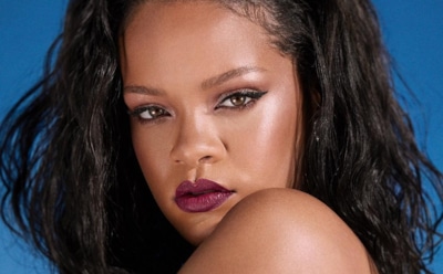 Рианна произвела фурор нарядом с перьями на карнавале в Барбадосе