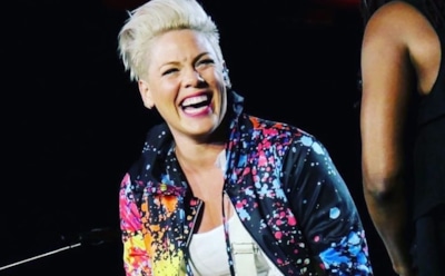 Самолет с тур-командой певицы Pink загорелся при посадке в Дании