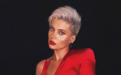 Певица SHENA показала фанатам складку на животе