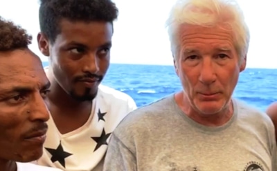 Ричард Гир привёз еду на судно мигрантов, которое никто не пускает в порт