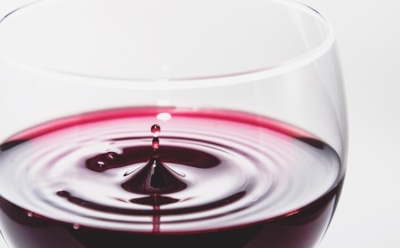 Кардиохирург: бокал вина в день не снижает риск болезней сердца