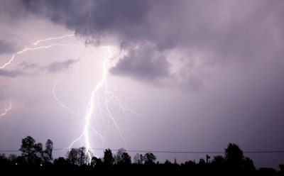 В Москве телеканалы прервали вещание предупреждением о шторме