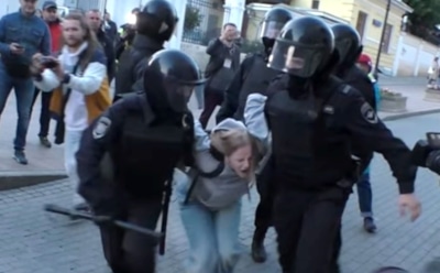 Правозащитники объявили награду за полицейского, ударившего девушку в живот