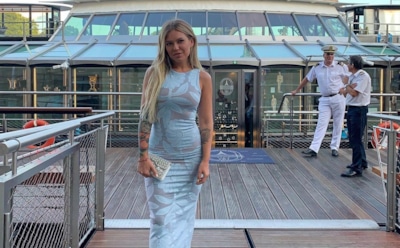 Дакота восхитила женственным образом в длинном элегантном платье