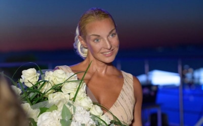 «Море радости»: Волочкова устроила топлес-фотосессию в воде