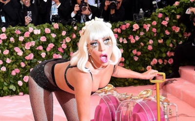 Пермский мастер отправил Леди Гаге серьги-обереги