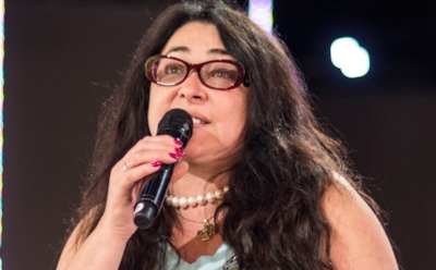 «Не Эдвард Руки-ножницы»: Лолита показала, как делает фигурную стрижку дерева