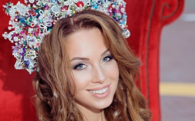 Жена Диброва похвасталась фигурой в красном купальнике