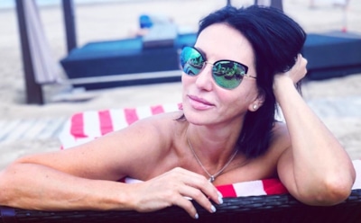 Алика Смехова восхитила фанатов стройной фигурой в ярко-синем купальнике