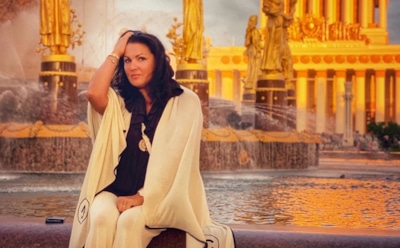 Нетребко прогулялась по Москве с «гигантской» холщовой сумкой