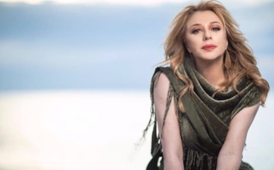 Алена Апина взбудоражила Сеть фото с глубоким декольте