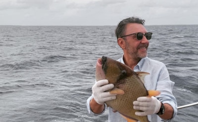 Шнуров удивил появлением в строгом костюме на фестивале LiveFest