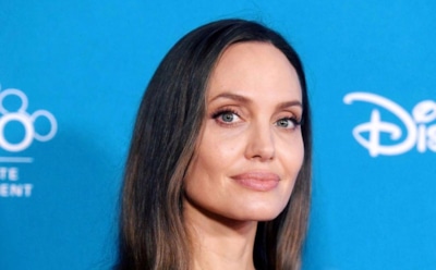 Джоли удивила женственными формами в обтягивающем черном платье