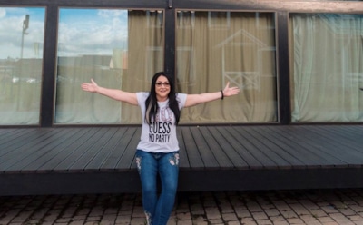 Лолиту раскритиковали за короткое бесформенное платье на фото с Басковым