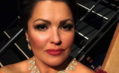 Нетребко восхитила поклонников фото в черном бикини