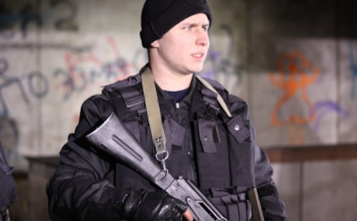 Звезду сериала «Мажор» избили на остановке в Петербурге