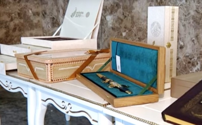 "Вмешивался в выборы": Лукашенко послал подарки Трампу и его жене