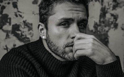 Соколовский признался в теплых чувствах к Дакоте с огромным букетом роз