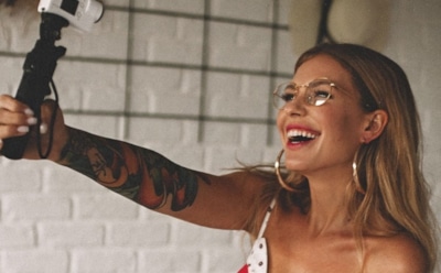 «Огненный наряд»: Дакота очаровала поклонников сногсшибательным видом