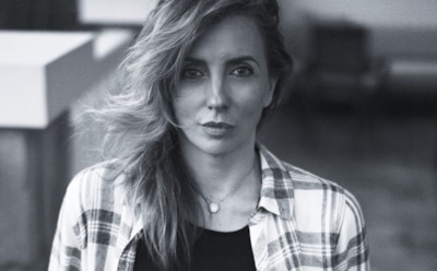 50-летняя Бондарчук попозировала в мини-платье на фоне стройки