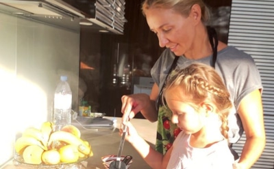 Татьяна Навка научила готовить борщ 5-летнюю дочку