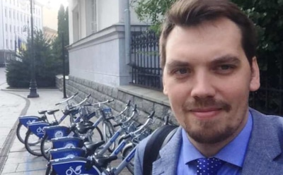 Нового премьера Украины сняли катающимся по зданию правительства на самокате