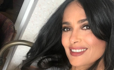 Сальма Хайек в честь 53-летия показала фигуру в голубом бикини