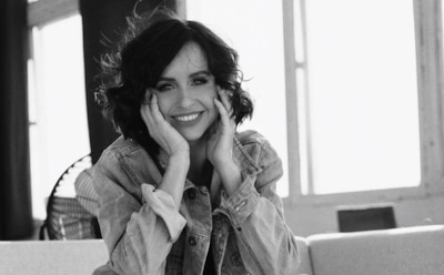 Звезда «Папиных дочек» Мирослава Карпович показала шпагат с котом на руках